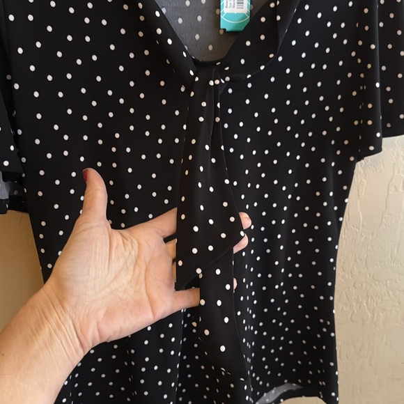 Dress top SS NWT black white dot V neck Large non cling fitted flowing stitchfix - Picture 2 of 7